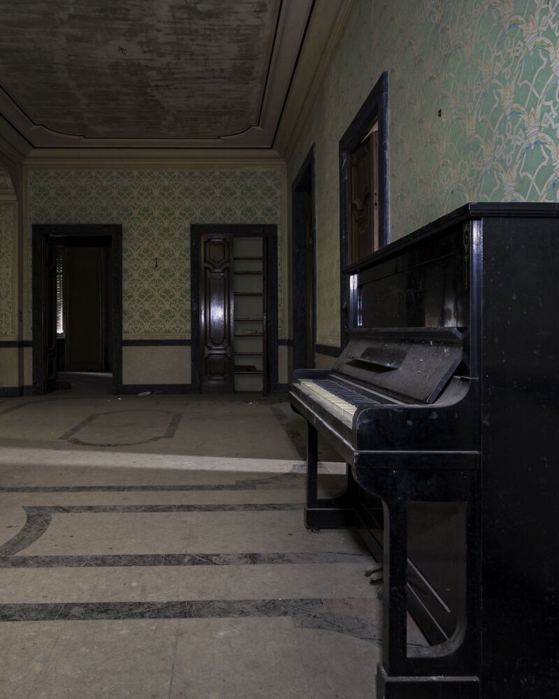 Фотография: Когда умолкла музыка: печальные пианино в заброшенных зданиях №12 - BigPicture.ru