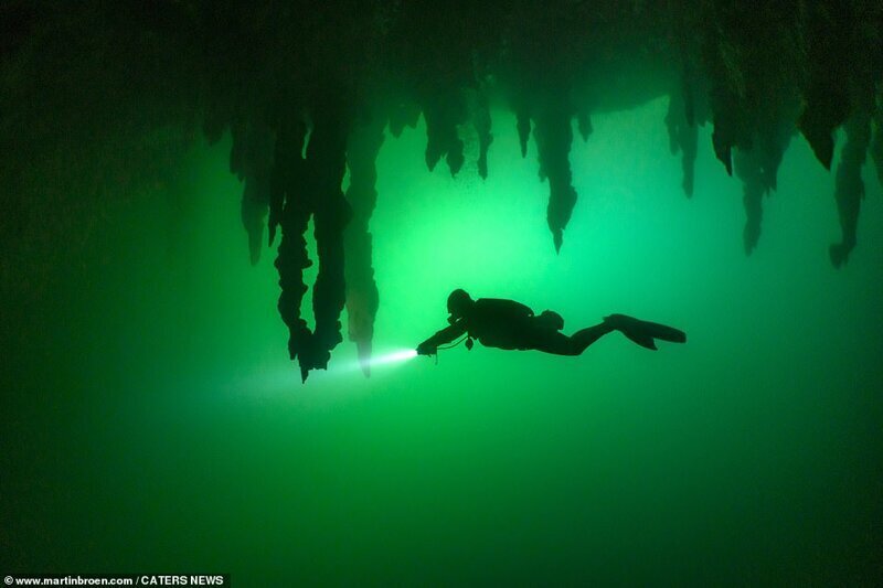 Фотография: Дайвер рискует жизнью, делая потрясающие снимки подводных пещер в Мексике №5 - BigPicture.ru