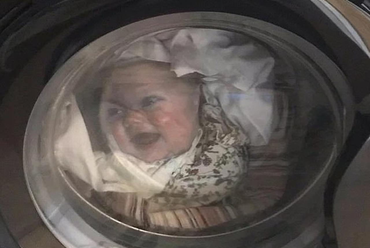 Новорожденный в мусорке. Стиральная машина для детей. Ребенка запихали в стиральную машинку. Ребенок в стиралке. Смерти ребёнка в стиральной машине.