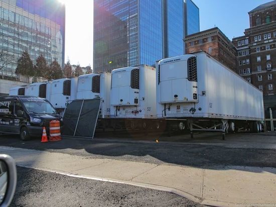 Фотография: В Нью-Йорке обнаружены грузовики с десятками трупов, часть из них уже начала разлагаться №3 - BigPicture.ru