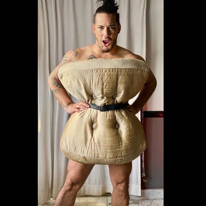 Фотография: В Сети появился новый карантинный тренд — платье-подушка №20 - BigPicture.ru
