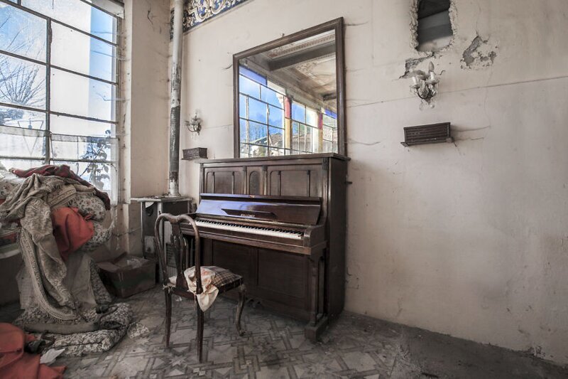 Фотография: Когда умолкла музыка: печальные пианино в заброшенных зданиях №21 - BigPicture.ru