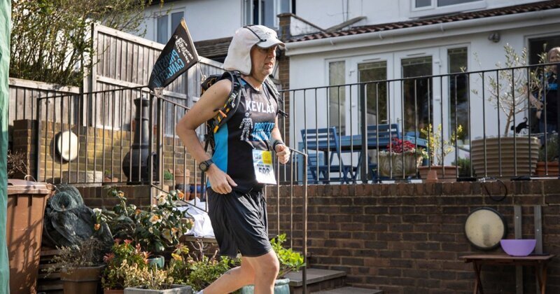 Фотография: Как британец пробежал ультрамарафон во дворе своего дома №1 - BigPicture.ru