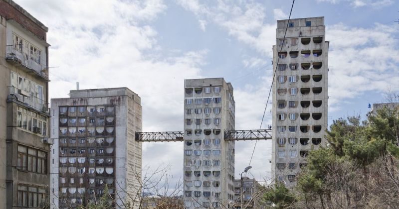 Фотография: Зачем в Тбилиси между тремя советскими панельными домами построены мосты №1 - BigPicture.ru