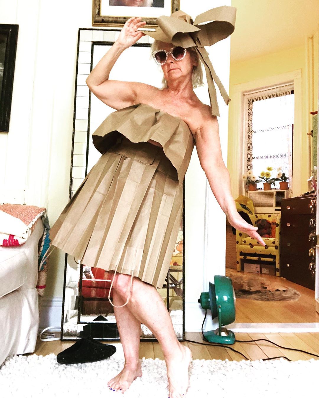 Фотография: Карантинная одежка: пользовательницы Инстаграма делают платья из пакетов №9 - BigPicture.ru