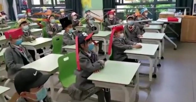 Фотография: Китайские дети ходят в школу в смешных шляпах для социального дистанцирования №5 - BigPicture.ru