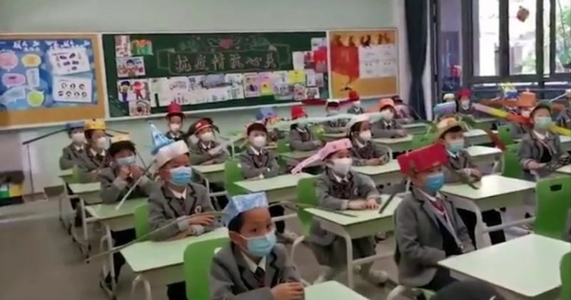 Фотография: Китайские дети ходят в школу в смешных шляпах для социального дистанцирования №4 - BigPicture.ru