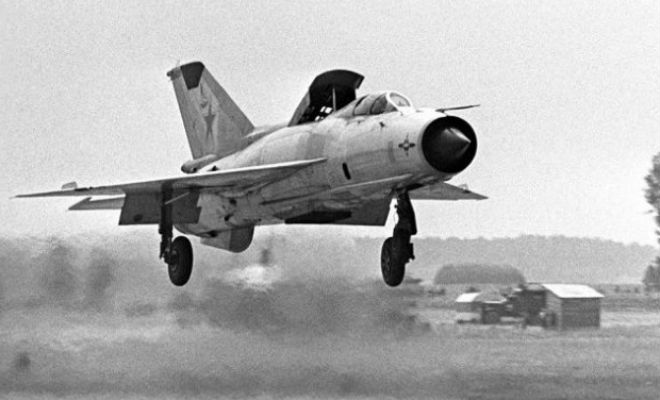 Как советский летчик ошибся аэродромом и едва не сдал НАТО секретный самолет
