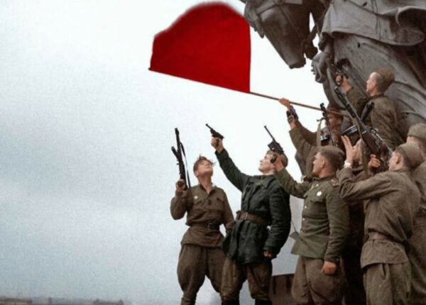 Facebook объяснил удаление постов с фото Знамени Победы над Рейхстагом