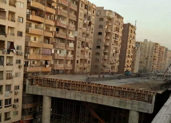 В Египте строят скоростную эстакаду в 50 см от жилых домов