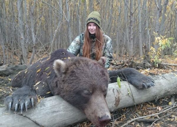 Медведя остановит, в горящую избу войдет: охотница из России возмутила пользователей соцсетей