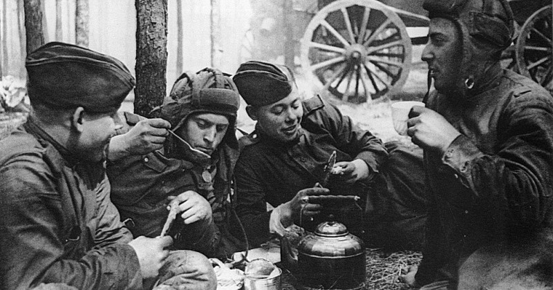 Фотография: Не хлебом единым: табак, алкоголь и сладости в Красной Армии №9 - BigPicture.ru