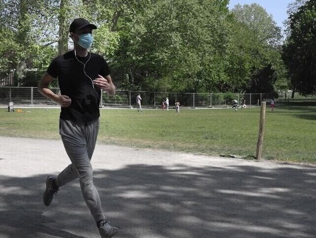 Фотография: Внимание бегунам! Почему нельзя надевать маску во время пробежки №2 - BigPicture.ru