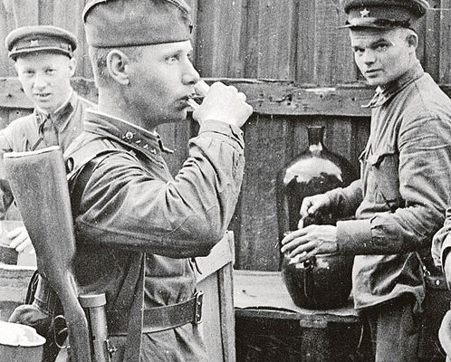 Фотография: Не хлебом единым: табак, алкоголь и сладости в Красной Армии №5 - BigPicture.ru