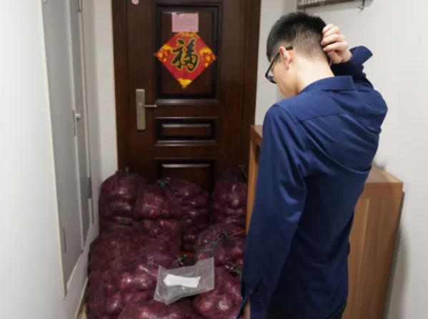 Фотография: Горькая месть: в Китае девушка заказала парню на дом тонну лука №2 - BigPicture.ru