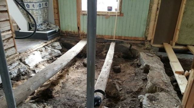 Фотография: Жительница Норвегии нашла могилу в своей спальне и получит за это деньги №2 - BigPicture.ru