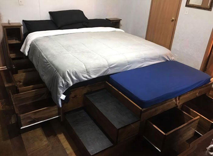 Фотография: Как выглядит специальная кровать со спальным местом для домашних животных №2 - BigPicture.ru
