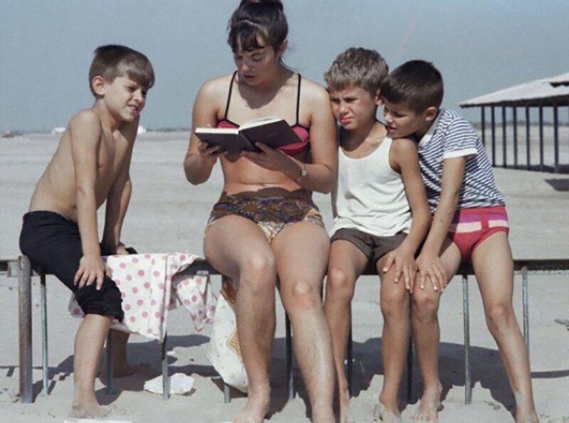 Чтение на пляже