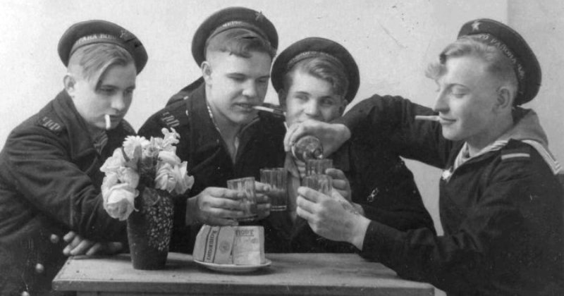 Фотография: Не хлебом единым: табак, алкоголь и сладости в Красной Армии №1 - BigPicture.ru