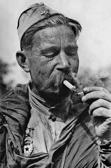 Фотография: Не хлебом единым: табак, алкоголь и сладости в Красной Армии №7 - BigPicture.ru