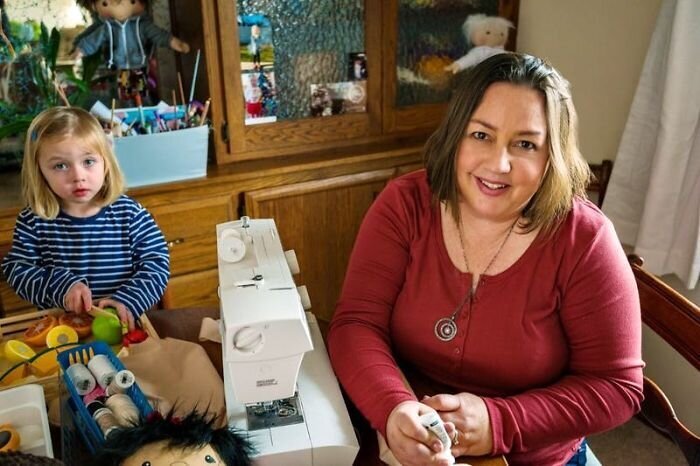Фотография: Женщина шьет особенные куклы для детей-инвалидов №4 - BigPicture.ru