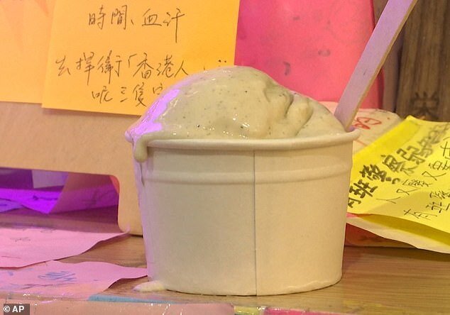 Фотография: В Гонконге начали продавать мороженое со вкусом слезоточивого газа №3 - BigPicture.ru