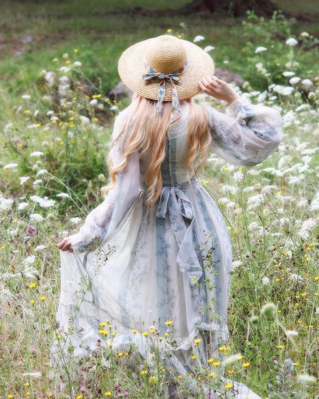 Фотография: Cottagecore: Девушки в платьях ретро на фоне деревенской идиллии — новый тренд соцсетей №14 - BigPicture.ru