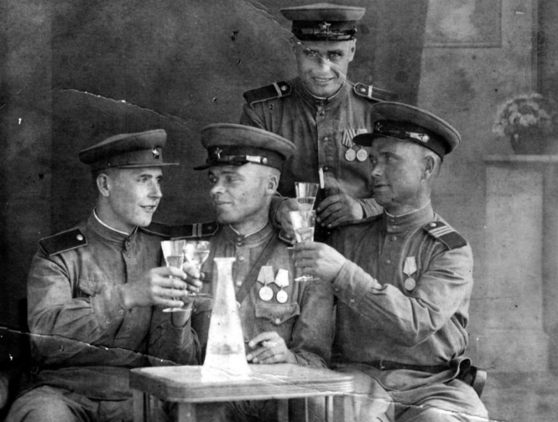 Фотография: Не хлебом единым: табак, алкоголь и сладости в Красной Армии №3 - BigPicture.ru