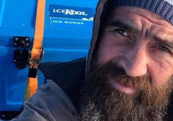 Австралийский рыбак, унесенный на каяке в океан, снял на видео свои последние минуты