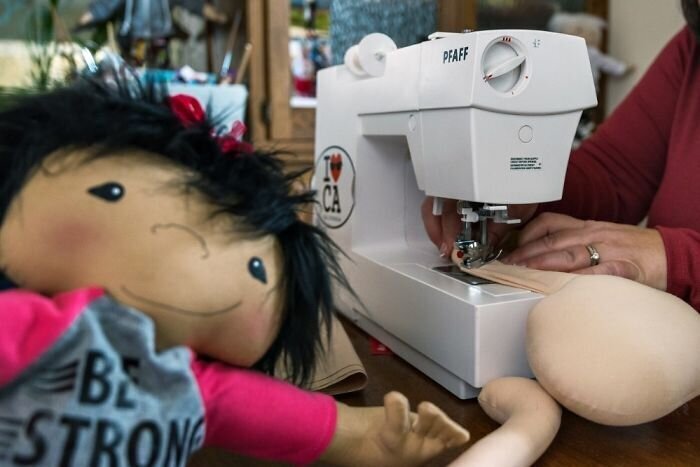 Фотография: Женщина шьет особенные куклы для детей-инвалидов №5 - BigPicture.ru