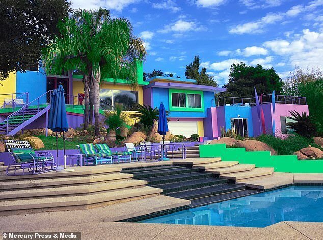 Фотография: Художница тратит тысячи долларов, чтобы ее дом был ярким, но вот соседи не в восторге №9 - BigPicture.ru