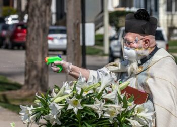 Священник в США благославлял прихожан из водяного пистолета и стал звездой соцсетей