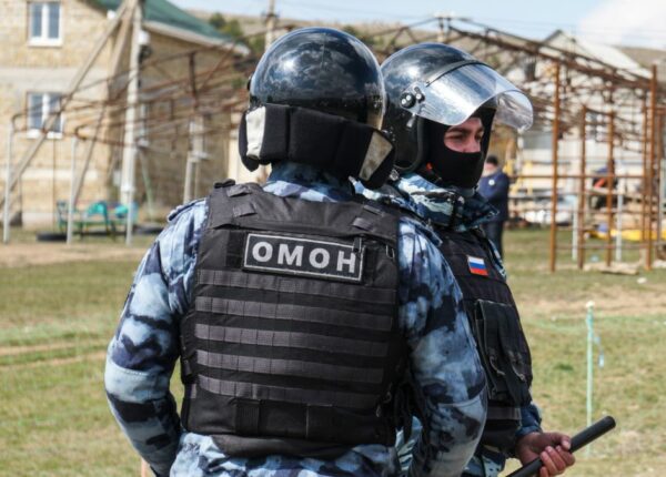 «Защищаю легкие людей»: боец иркутского ОМОНа шьет маски и раздает нуждающимся
