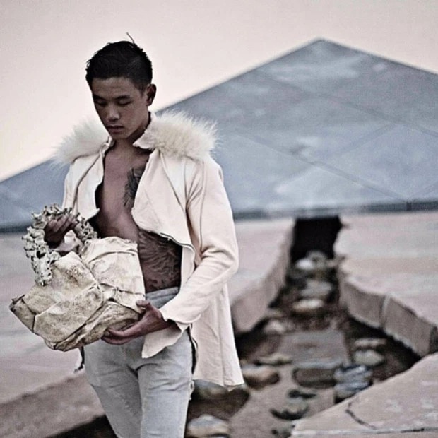Фотография: Мода на костях: молодого дизайнера раскритиковали за коллекцию одежды с элементами человеческих останков №2 - BigPicture.ru