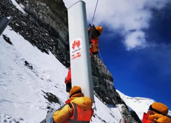 Вершина технологий — на Эвересте с помощью яков установили вышку 5G