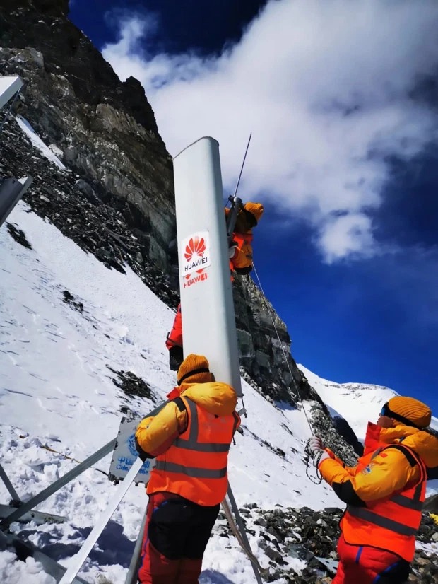 Фотография: Вершина технологий: на Эвересте с помощью яков установили вышку 5G №2 - BigPicture.ru