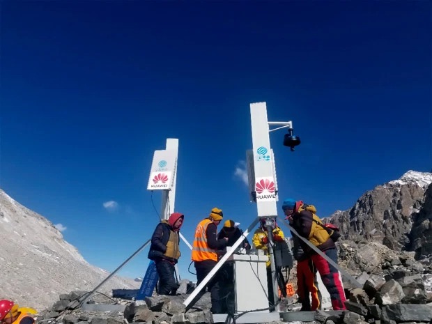 Фотография: Вершина технологий: на Эвересте с помощью яков установили вышку 5G №5 - BigPicture.ru