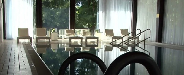 Фотография: Давайте заглянем в отель, где монарх Тайланда сидит на карантине вместе с гаремом №7 - BigPicture.ru