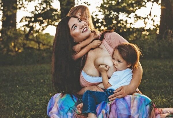 Особая связь: мать кормит грудью пятилетнего сына три раза в день