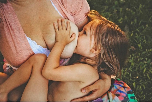 Фотография: Особая связь: мать кормит грудью пятилетнего сына три раза в день №5 - BigPicture.ru