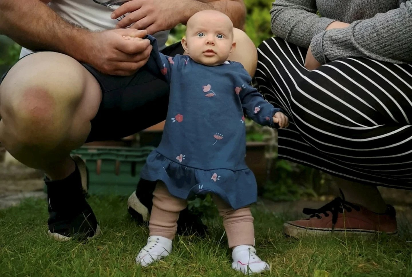 Фотография: Чудо-девочка: малышка из Великобритании встала на ноги в 8 недель №1 - BigPicture.ru
