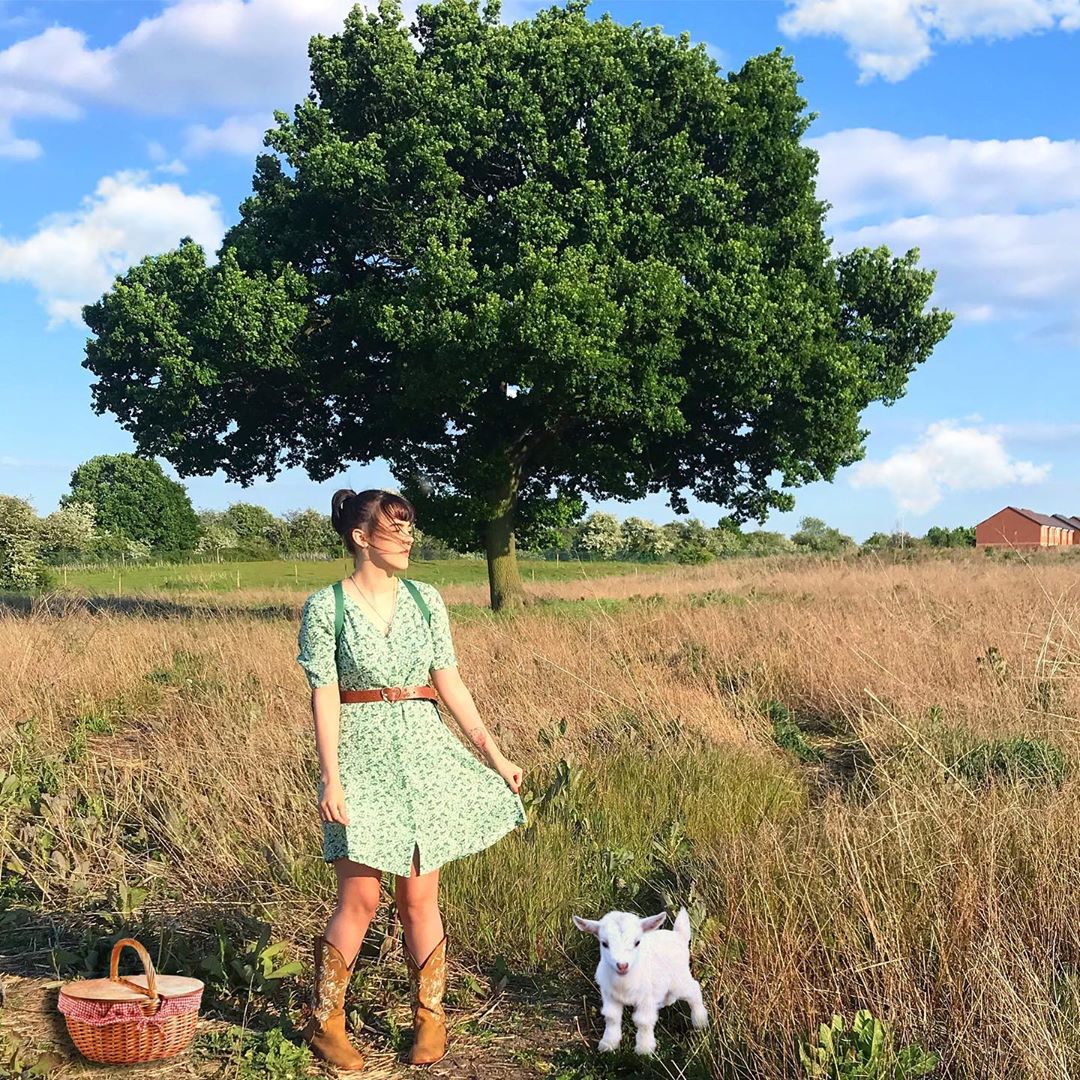 Фотография: Cottagecore: Девушки в платьях ретро на фоне деревенской идиллии — новый тренд соцсетей №18 - BigPicture.ru