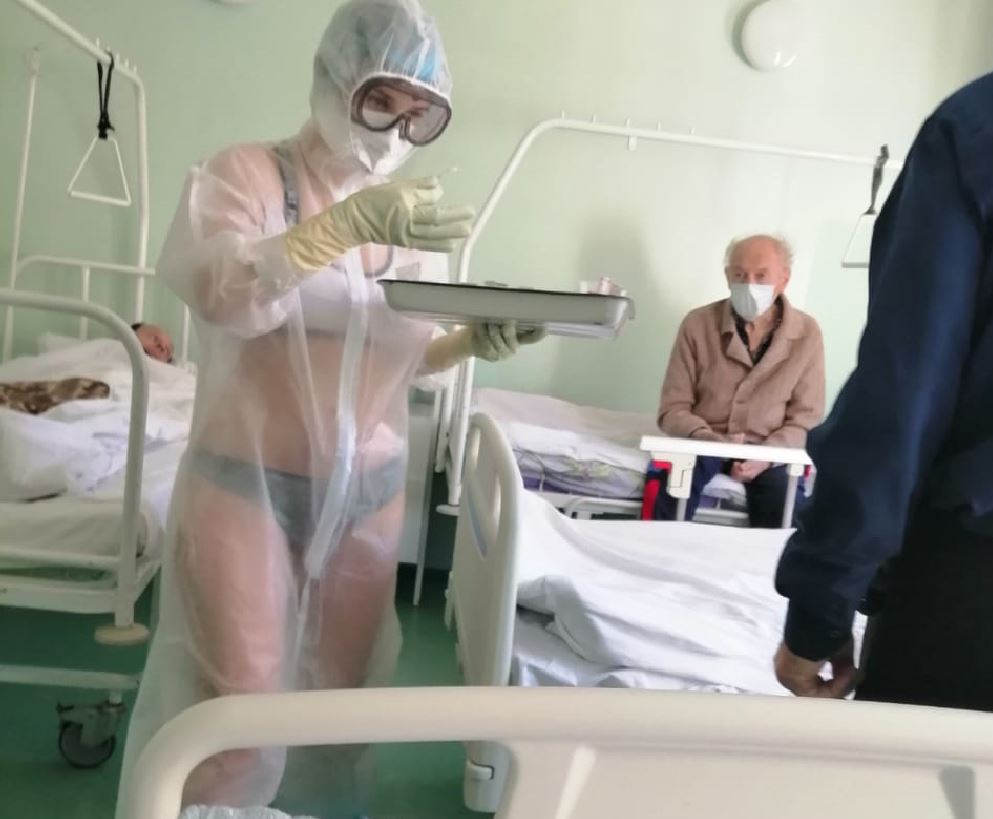 Фотография: Медсестра в Тульской области пришла к больным в купальнике и была наказана №2 - BigPicture.ru