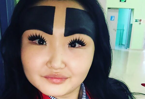 Девушка из Якутии с бровями в пол-лица показала, как выглядит без макияжа