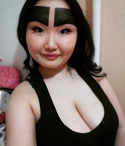 Фотография: Девушка из Якутии с бровями в пол-лица показала, как выглядит без макияжа №4 - BigPicture.ru