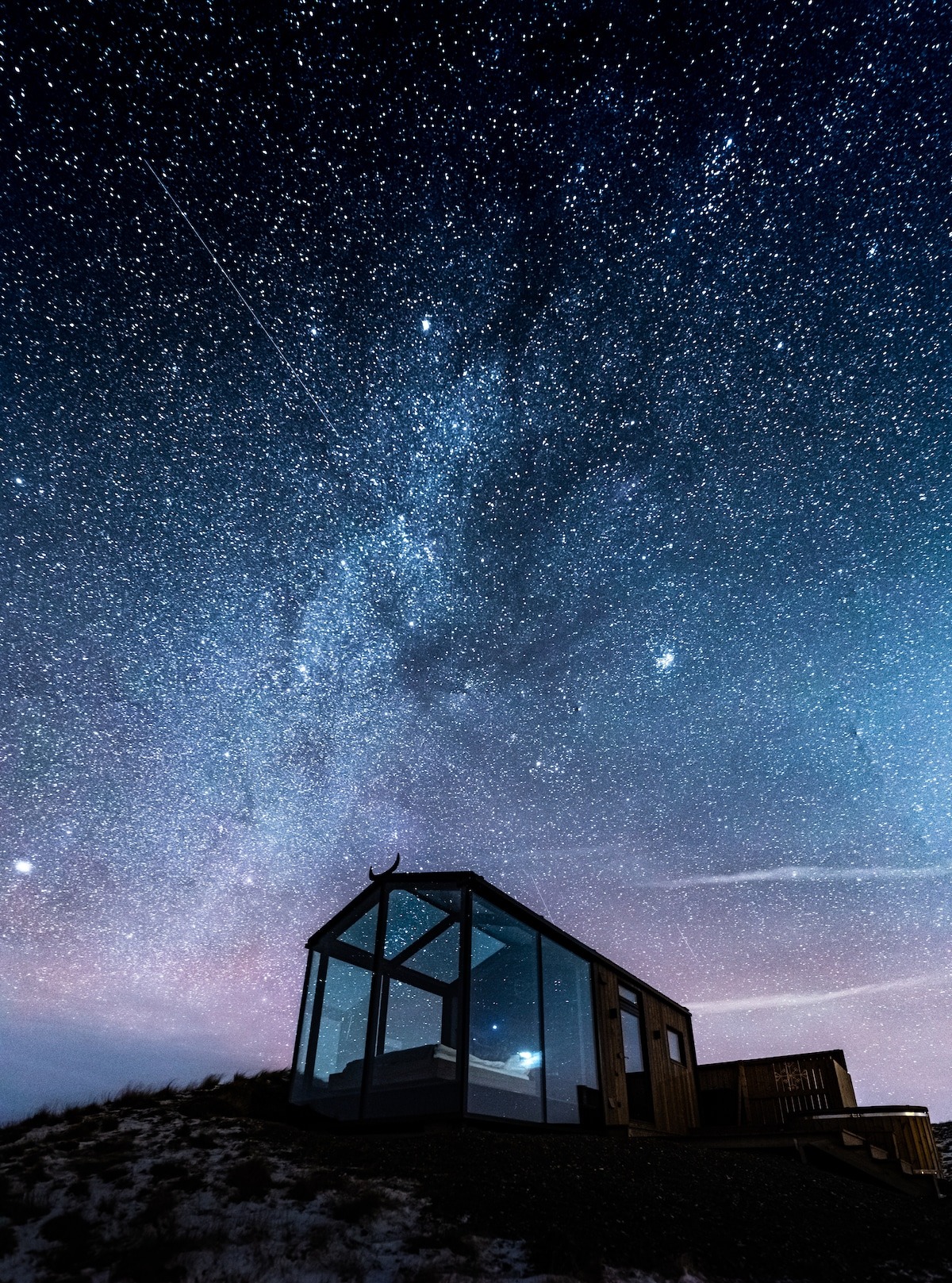 Фотография: Через окно — к звездам: в Исландии туристам предлагают провести ночь в домиках с прозрачными стенами №2 - BigPicture.ru