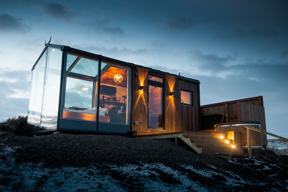Фотография: Через окно — к звездам: в Исландии туристам предлагают провести ночь в домиках с прозрачными стенами №9 - BigPicture.ru