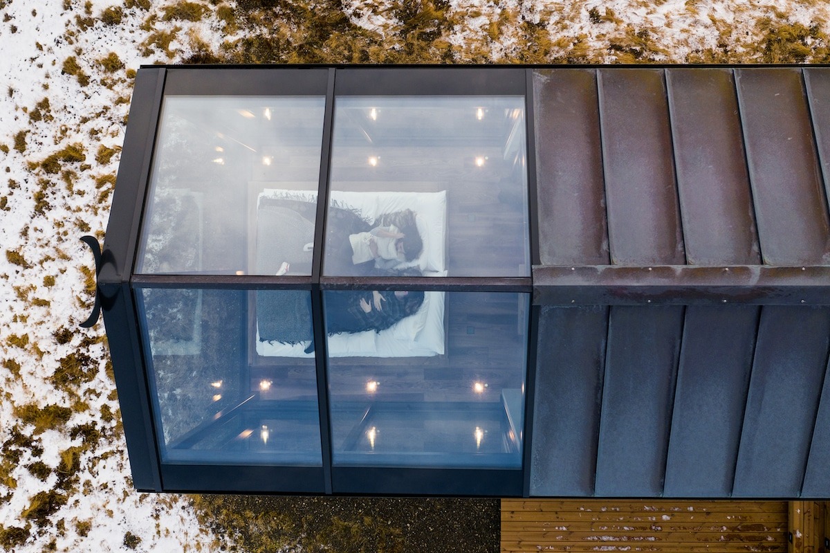 Фотография: Через окно — к звездам: в Исландии туристам предлагают провести ночь в домиках с прозрачными стенами №10 - BigPicture.ru