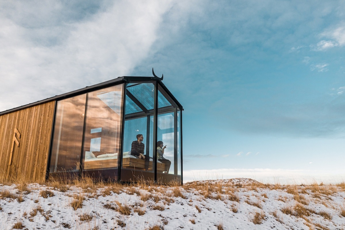 Фотография: Через окно — к звездам: в Исландии туристам предлагают провести ночь в домиках с прозрачными стенами №11 - BigPicture.ru