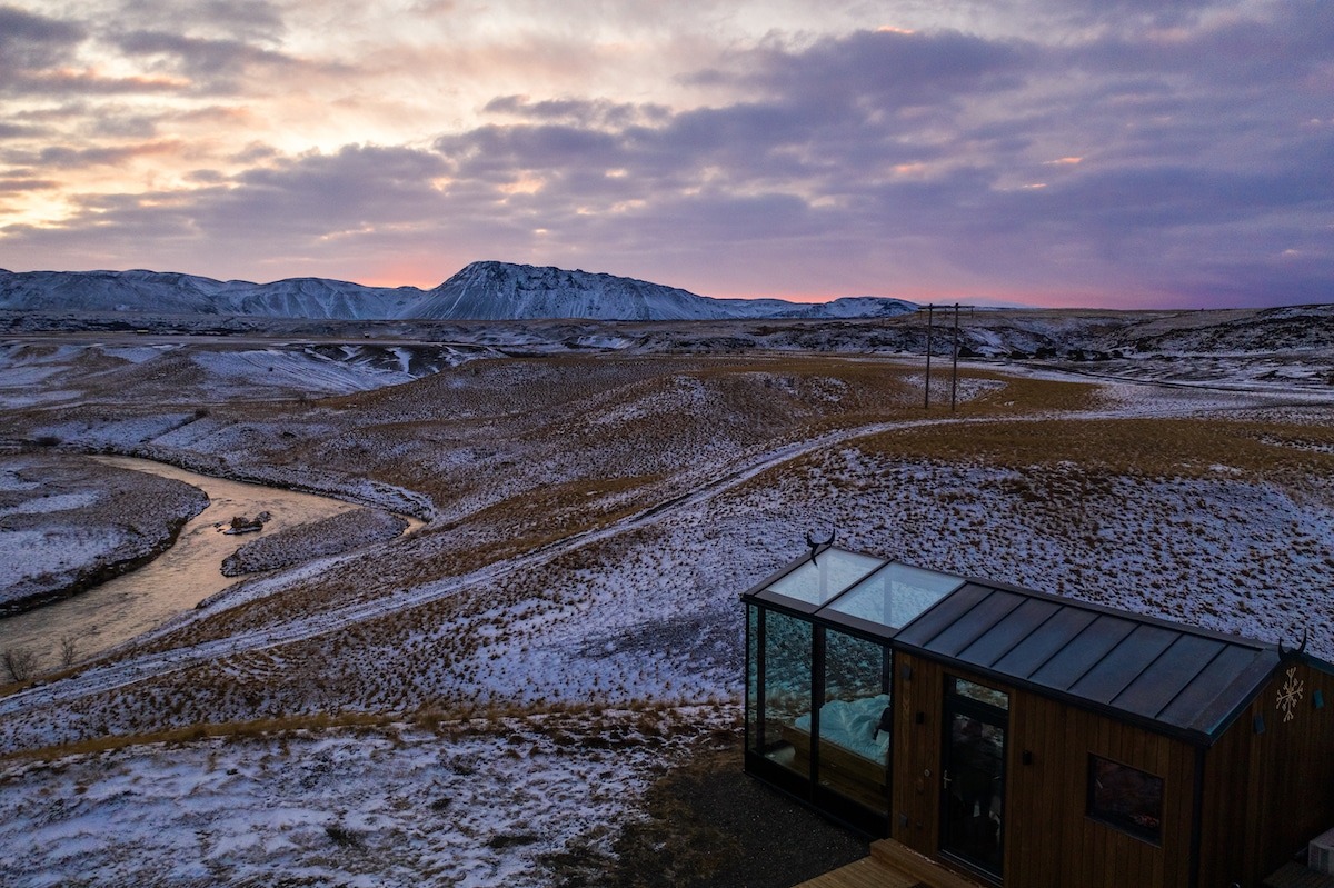 Фотография: Через окно — к звездам: в Исландии туристам предлагают провести ночь в домиках с прозрачными стенами №12 - BigPicture.ru